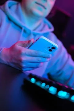 Man using smartphone in neon light Foto stock