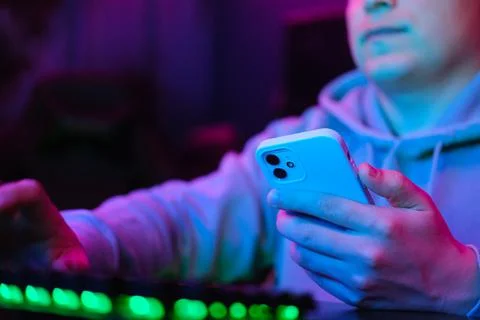 Man using smartphone in neon light Foto stock