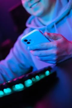 Man using smartphone in neon light Foto stock