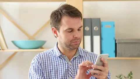 Man Using Smartphone in Office Vídeo Stock 75264964