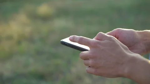 Man using smartphone outdoors, hands close up, 4k 库存影片 95141093
