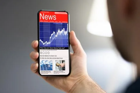 Man Using Smartphone Reading Electronic News Foto stock