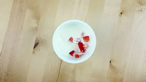 Man using a spoon for eat healthy strawberries with white yogurt Video stock 87754114