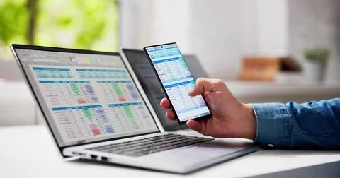 Man Using Spreadsheet Data Foto stock