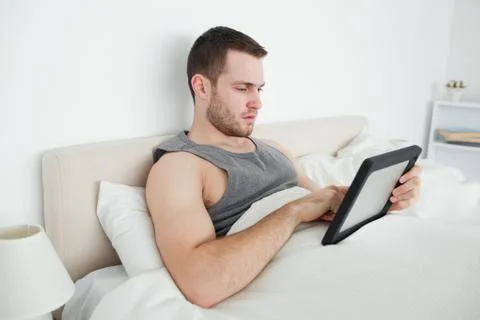 Man using a tablet computer Stockfoto's