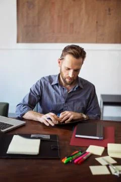 Man using tablet computer while working in office Foto stock