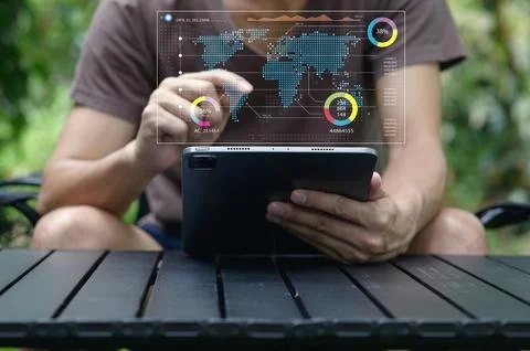 Man Using Tablet with Digital Map and Data Visualization Elements Foto stock