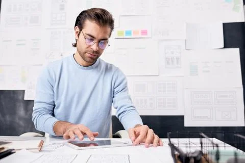 Man Using Tablet PC In Office 写真素材
