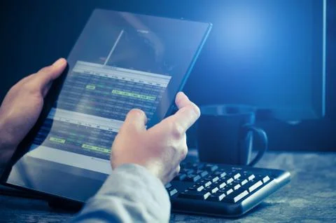 Man using tablet Stockfoto's