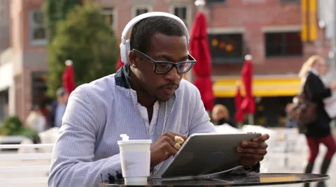 Man using tablet in public Stock-Footage 62346138