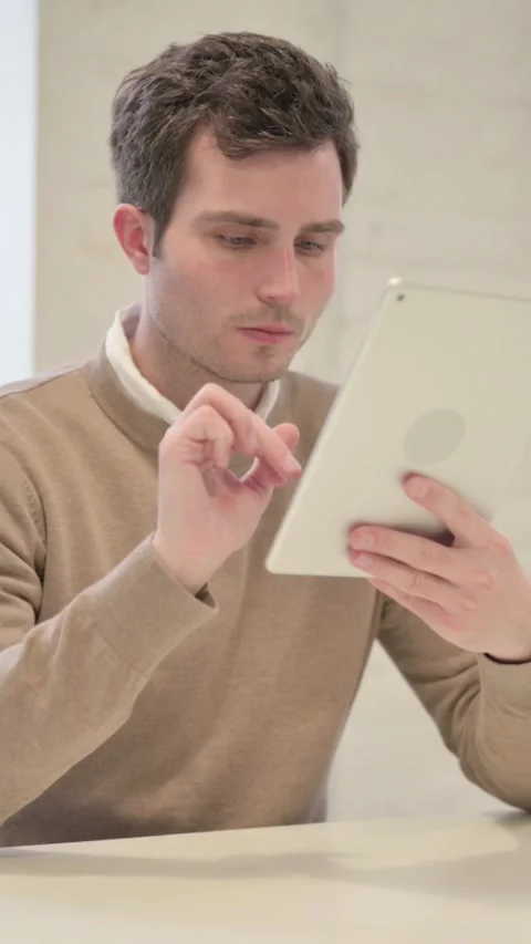 Man using Tablet while Sitting in Office, Vertical Video Vídeo Stock 337351355