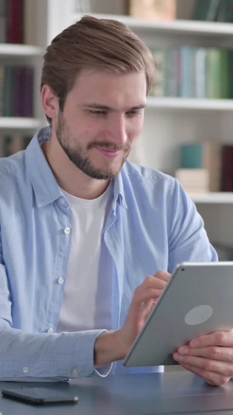 Man using Tablet while Sitting in Office, Vertical Video 스톡 동영상 339578317