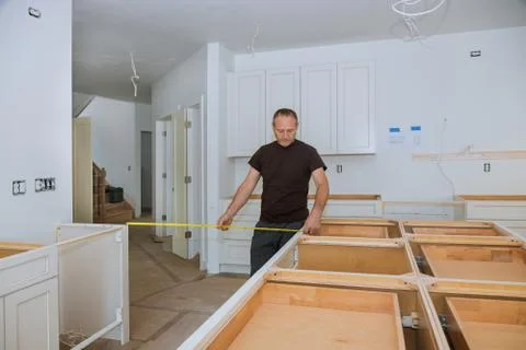 Man using tape measure for measuring on kitchen in for home improvement. Foto stock