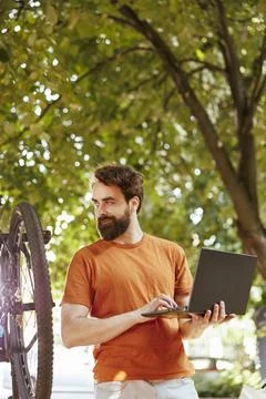 Man using technology to repair bicycle Foto stock