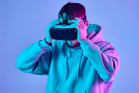 Man using virtual reality glasses and playing video games Stockfoto's