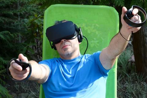 Man using the virtual reality headset enjoy a game Foto stock
