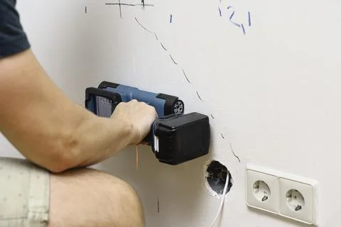 Man Using Wall Scanner for Wire Detection Foto stock