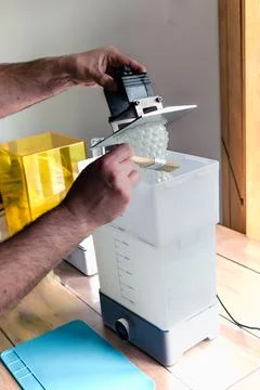 Man using a wash machine to clean a transparent 3d resin object Foto stock