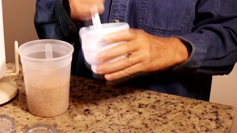 Man using with a white plastic mortar and pestle Vídeo Stock 334689595