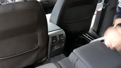 A man vacuums the car interior Vidéo 98219502