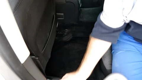 A man vacuums the car interior Vidéo 98235260