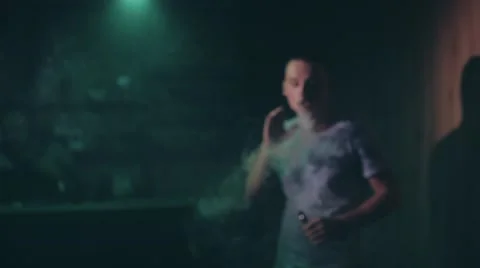 Man vaping in vape shop Video stock 68434385