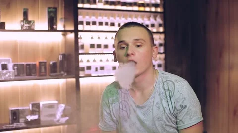 Man vaping in vape shop 库存影片 68434617