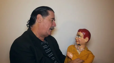 Man with ventriloquist dummy 1 of 2 Vídeos de archivo 55219656