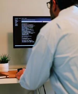 Man Vibe Coding Crypto Coin with AI LLM Tools 스톡 사진