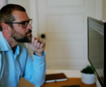 Man Vibe Coding Crypto Coin with AI LLM Tools 스톡 사진