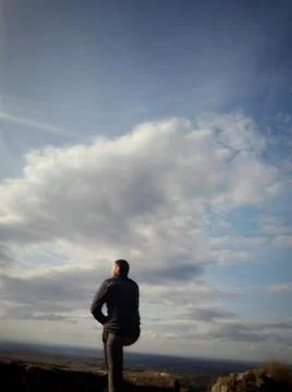 Man Viewing the Landscape from a Mountain Stock-Fotos