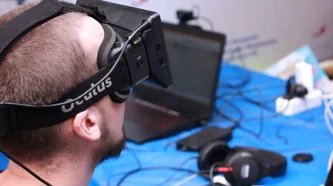 Man in virtual reality glasses Vídeos de archivo 64066246