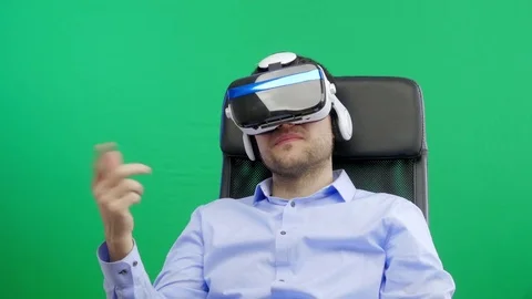 Man in Virtual Reality Glasses. Green screen. Vídeos de archivo 72618054