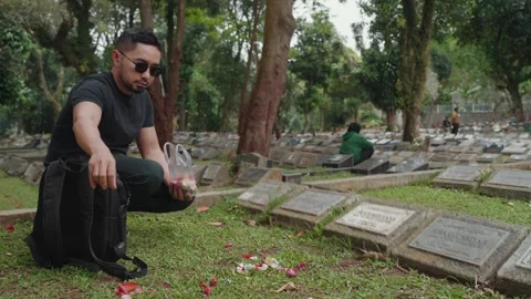 Man Visiting Grave and Praying in Muslim Cemetery 스톡 동영상 332046130