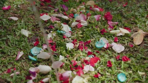 Man Visiting Grave and Praying in Muslim Cemetery 库存影片 332046911