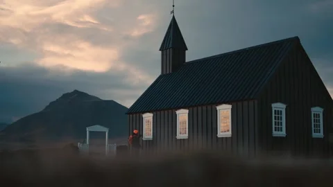 Man Visiting Iceland's Iconic Black Church Vídeo Stock 308018056