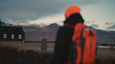 Man Visiting Iceland's Iconic Black Church Vídeo Stock 308018070