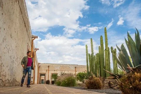 Man visiting the old rustic model school with cactus in Mineral de Pozos Gu.. Foto stock