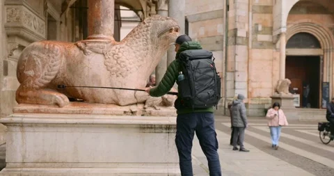 Man Vlogging With 360 Camera In Piazza Del Comune, Cremona, Italy Video stock 327537905