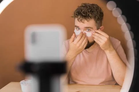 Man vlogging about make up and beauty products. Male shooting a makeup tutorial Foto stock