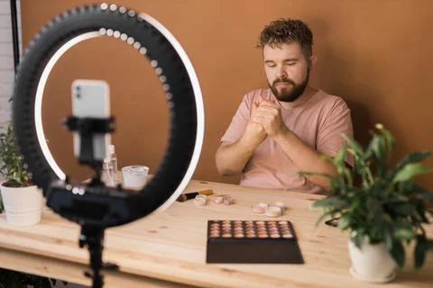 Man vlogging about make up and beauty products. Male shooting a makeup tutorial Foto stock