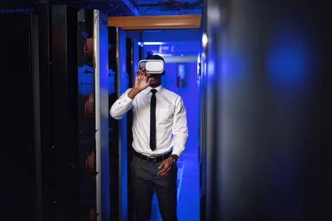 Man, VR and interaction in server room for programming, infrastructure upgr.. Foto stock