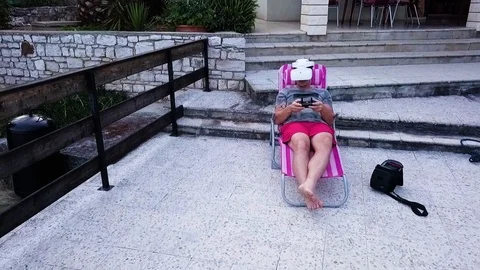 Man with VR goggles flying a drone on an island 库存影片 112916599