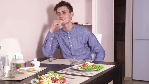 Man waiting for the order in a cafe Vídeos de archivo 74771187