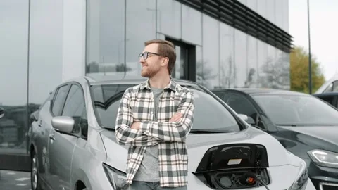 Man waiting power supply connect to electric vehicles for charging Video stock 249670498