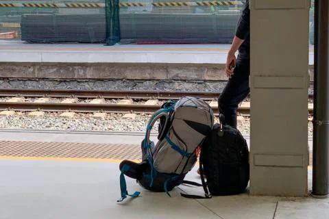 Man waiting for the train on the platform of the train station Foto stock
