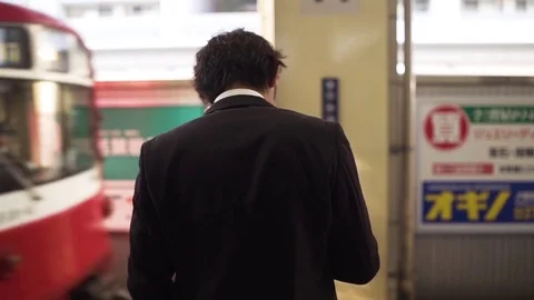 Man waiting for a train at station Vidéo 79444416