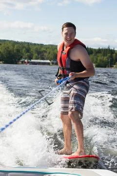 Man Wake Surfing Stock-Fotos