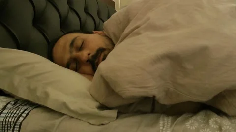 Man wakes up but sleeps again. Vídeos de archivo 61383471