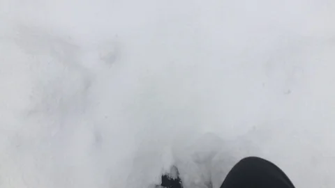 Man Waking in Deep Snow Vídeos de archivo 111697865